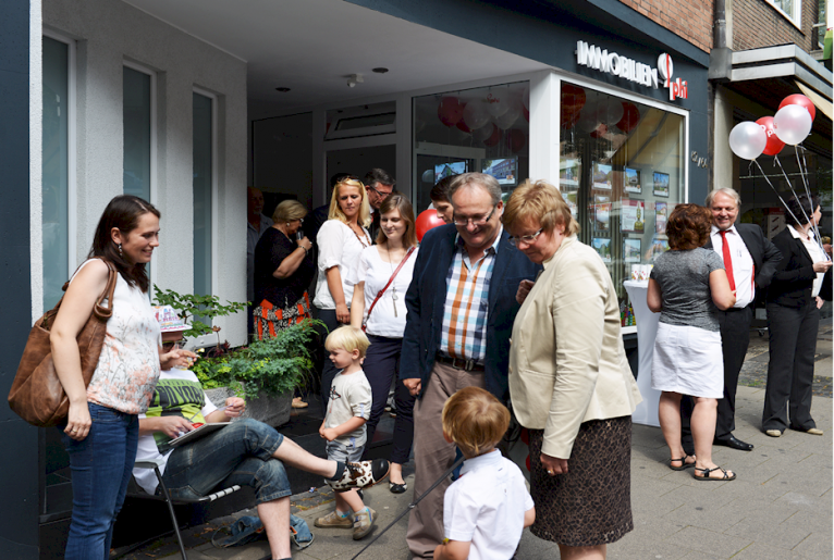 PHI Immobilienshop: Eröffnungsfeier mit viel Sonne und guter Laune!