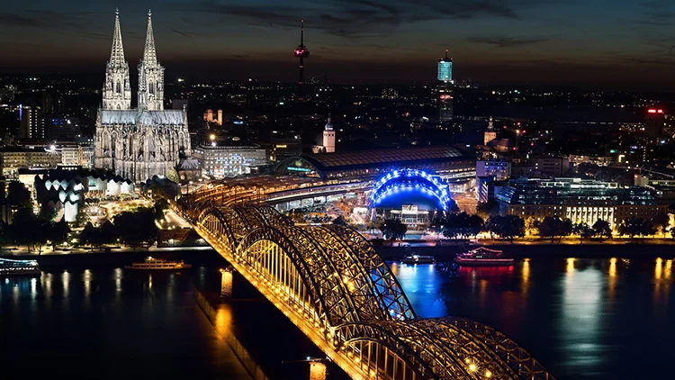 Kölner Dom und Stadt bei Nacht