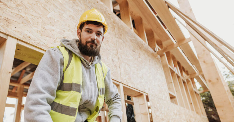 Handwerker vor einem Rohbau