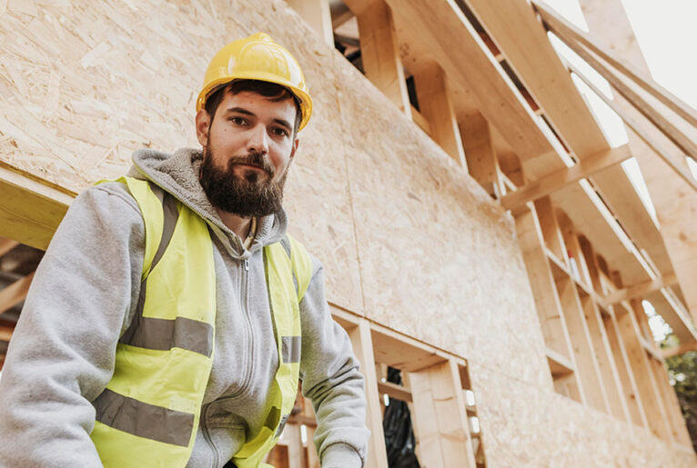 Handwerker vor einem Rohbau