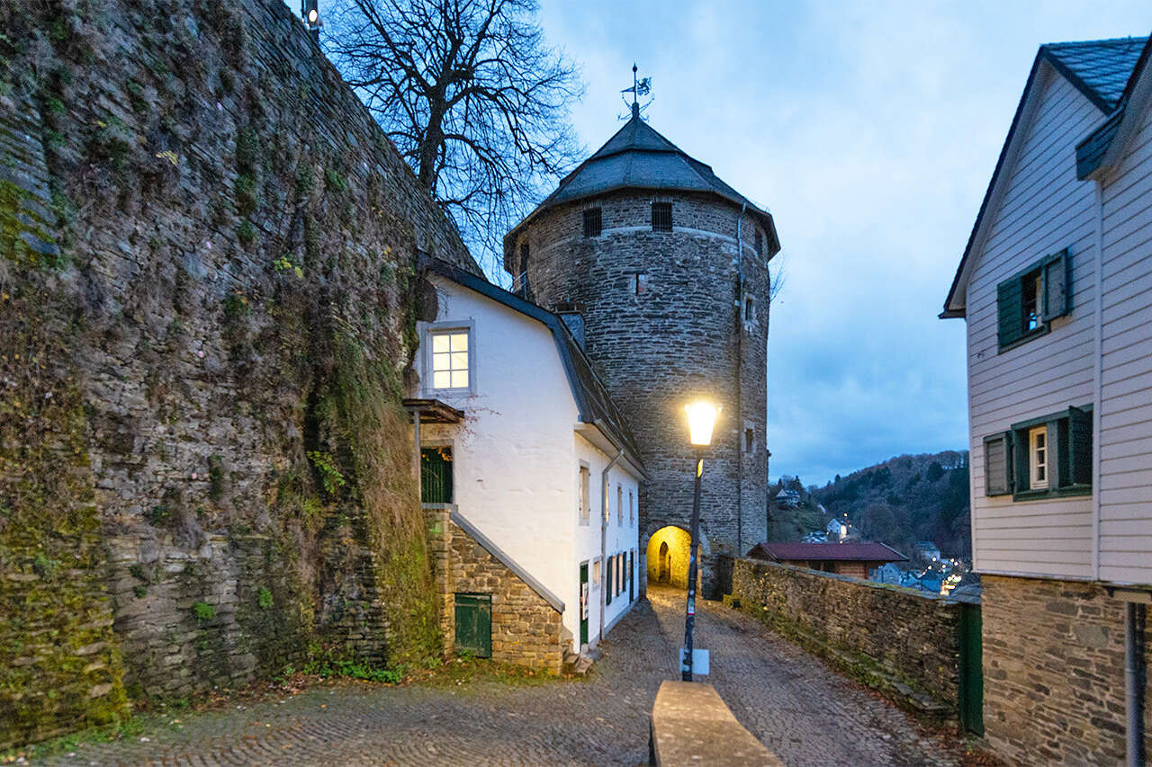 Zweifamilienhaus Monschau kaufen Phi: da2ae85d-8e9a-41e9-ad9f-4c7428edc0bc Immobilienmakler Monschau Zweifamilienhaus kaufen mit Immobilienbewertung