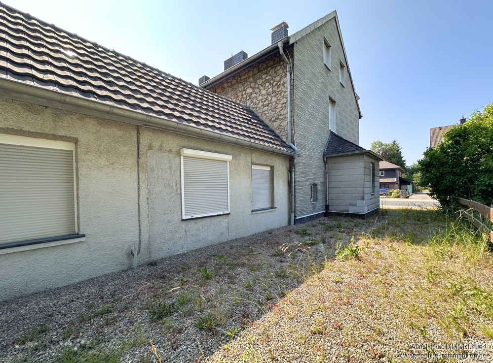 Doppelhaushälfte Stolberg (Rheinland) / Mausbach kaufen Phi: Ansicht Einfahrt Immobilienmakler Stolberg (Rheinland) / Mausbach Doppelhaushälfte kaufen mit Immobilienbewertung