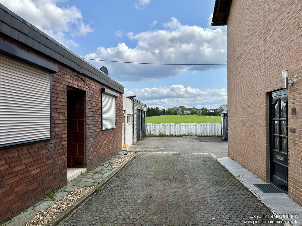 Zweifamilienhaus Stolberg (Rheinland) / Breinig kaufen Phi: Einfahrt Immobilienmakler Stolberg (Rheinland) / Breinig Zweifamilienhaus kaufen mit Immobilienbewertung