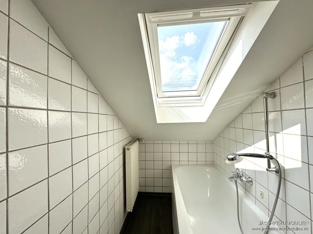 Zweifamilienhaus Stolberg (Rheinland) / Breinig kaufen Phi: Badezimmer DG Immobilienmakler Stolberg (Rheinland) / Breinig Zweifamilienhaus kaufen mit Immobilienbewertung