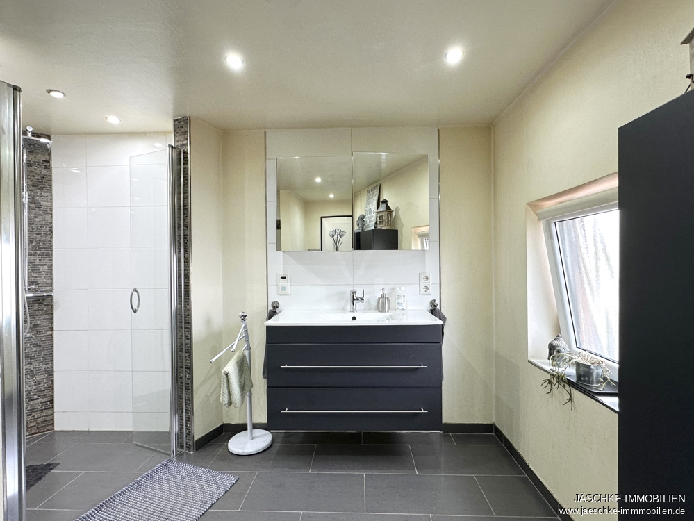 Zweifamilienhaus Stolberg (Rheinland) / Breinig kaufen Phi: Badezimmer OG Immobilienmakler Stolberg (Rheinland) / Breinig Zweifamilienhaus kaufen mit Immobilienbewertung