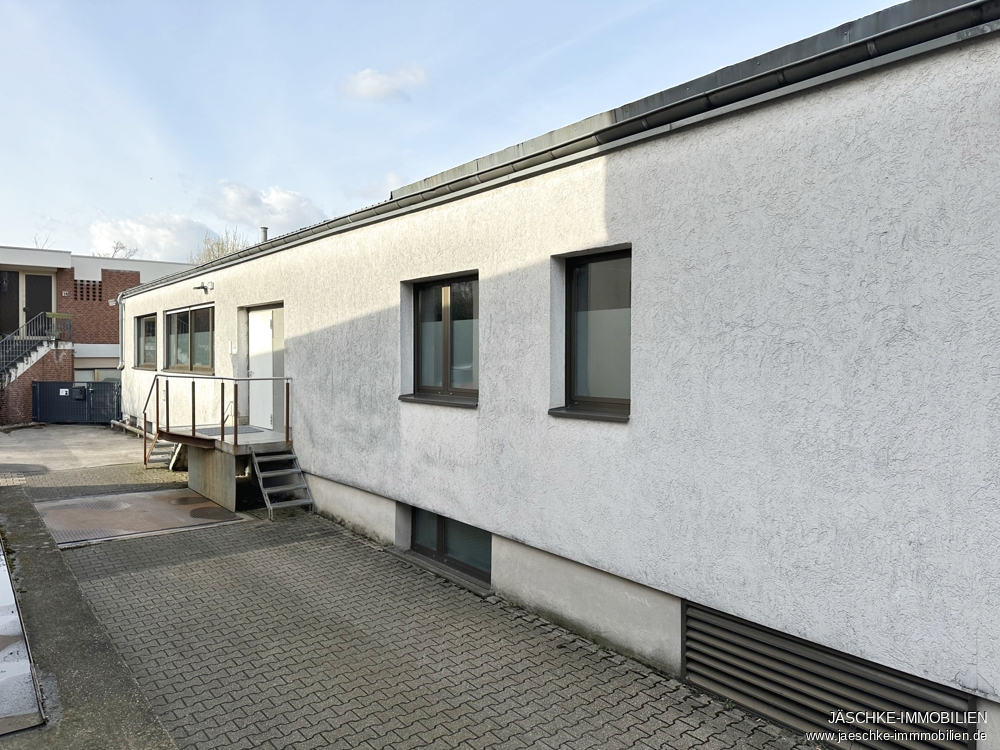 Halle Aachen mieten Phi: Seitliche Ansicht Immobilienmakler Aachen Halle mieten mit Immobilienbewertung