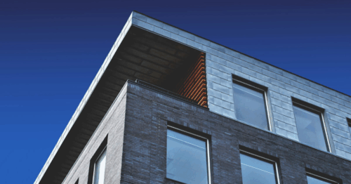 Modernes Wohngebäude als Symbol für renditestarkes Immobilieninvestment