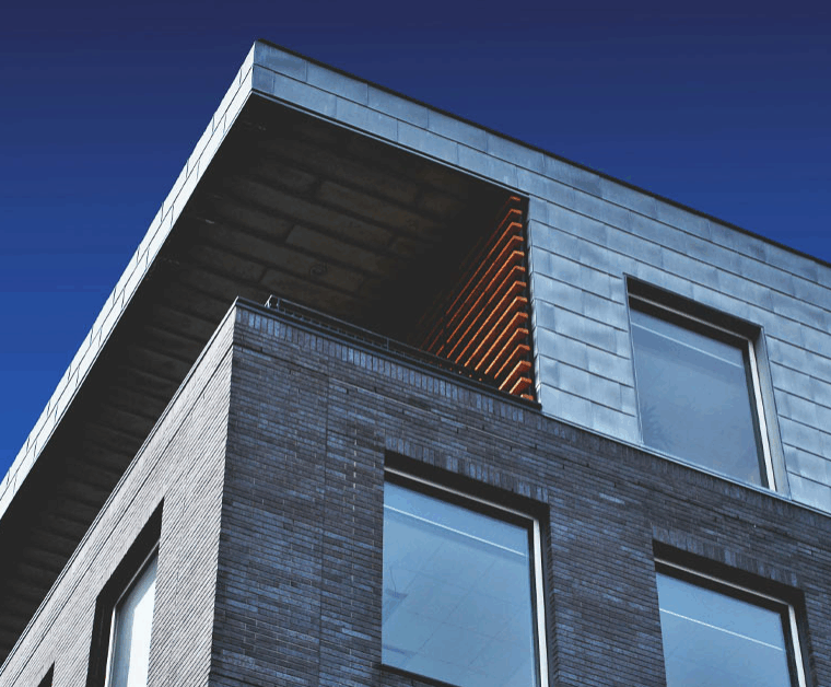 Modernes Wohngebäude als Symbol für renditestarkes Immobilieninvestment