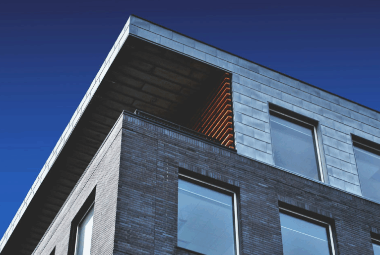 Modernes Wohngebäude als Symbol für renditestarkes Immobilieninvestment