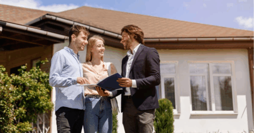 Erfahrener Makler erklärt Paar, was sie bei einer geerbten Immobilie tun sollen