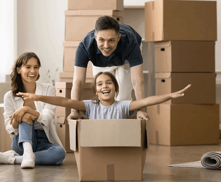 Familie vor Bestandsimmobilie- Immobilienfinanzierung mit KfW-Förderung