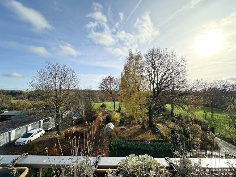 DG-Wohnung Aachen / Nütheim kaufen Phi: Aussicht Balkon in den Garten Immobilienmakler Aachen / Nütheim DG-Wohnung kaufen mit Immobilienbewertung