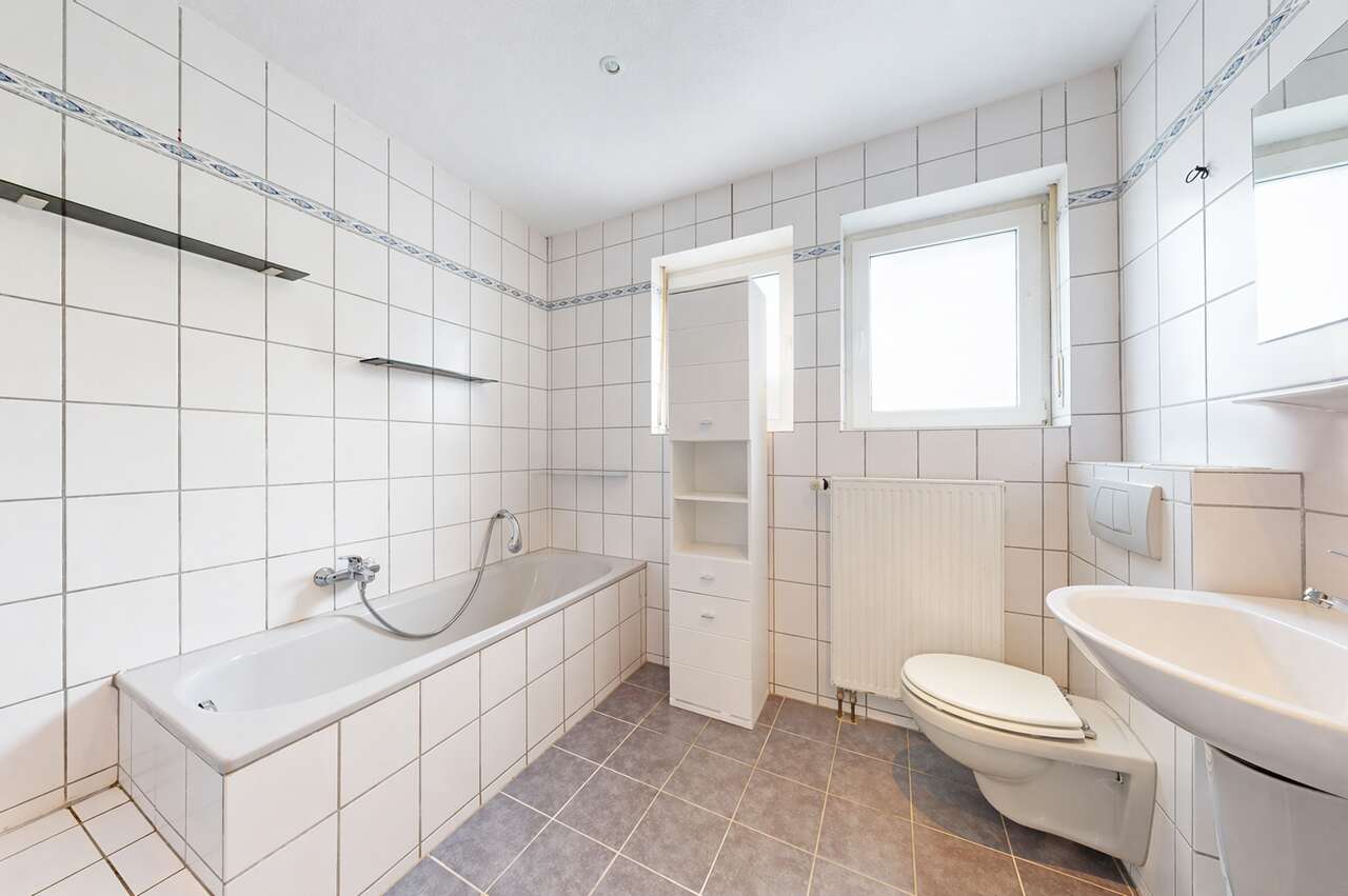Wohn- und Geschäftshaus Düren kaufen Phi: Badezimmer bearbeitet Immobilienmakler Düren Wohn- und Geschäftshaus kaufen mit Immobilienbewertung