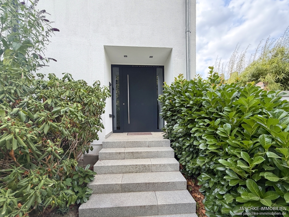 Reihenendhaus Aachen / Steinebrück kaufen Phi: Eingang Immobilienmakler Aachen / Steinebrück Reihenendhaus kaufen mit Immobilienbewertung