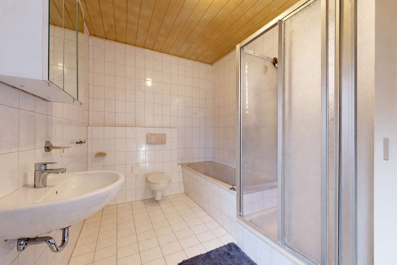 Einfamilienhaus Swisttal kaufen Phi: Badezimmer ohne Handtücher Immobilienmakler Swisttal Einfamilienhaus kaufen mit Immobilienbewertung