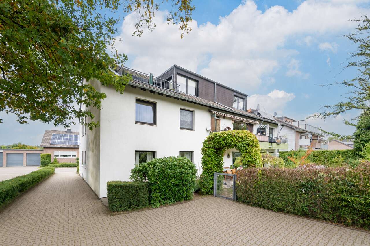 Etagenwohnung Aachen kaufen Phi: Haus Rückseite aufgeräumt Immobilienmakler Aachen Etagenwohnung kaufen mit Immobilienbewertung