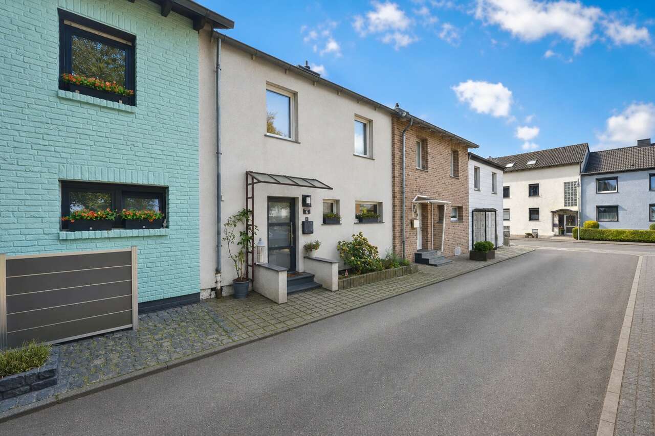 Reihenmittelhaus Alsdorf kaufen Phi: Aussenansicht-01 Immobilienmakler Alsdorf Reihenmittelhaus kaufen mit Immobilienbewertung