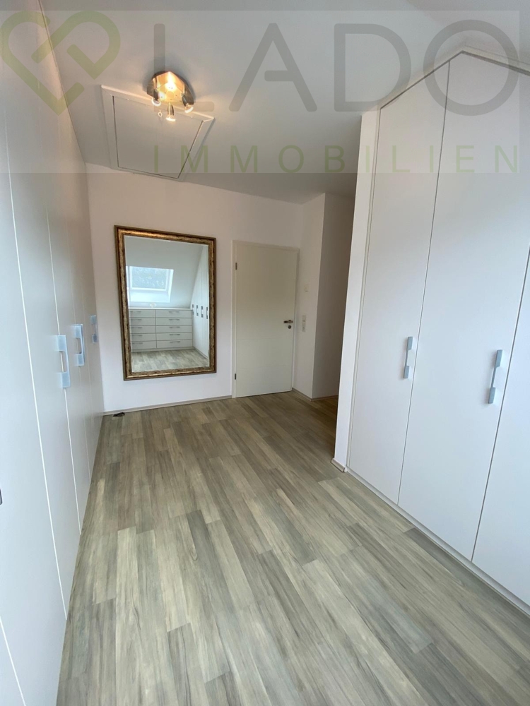 Einfamilienhaus Inden kaufen Phi: begehbarer Kleiderschrank Bild 2 Immobilienmakler Inden Einfamilienhaus kaufen mit Immobilienbewertung