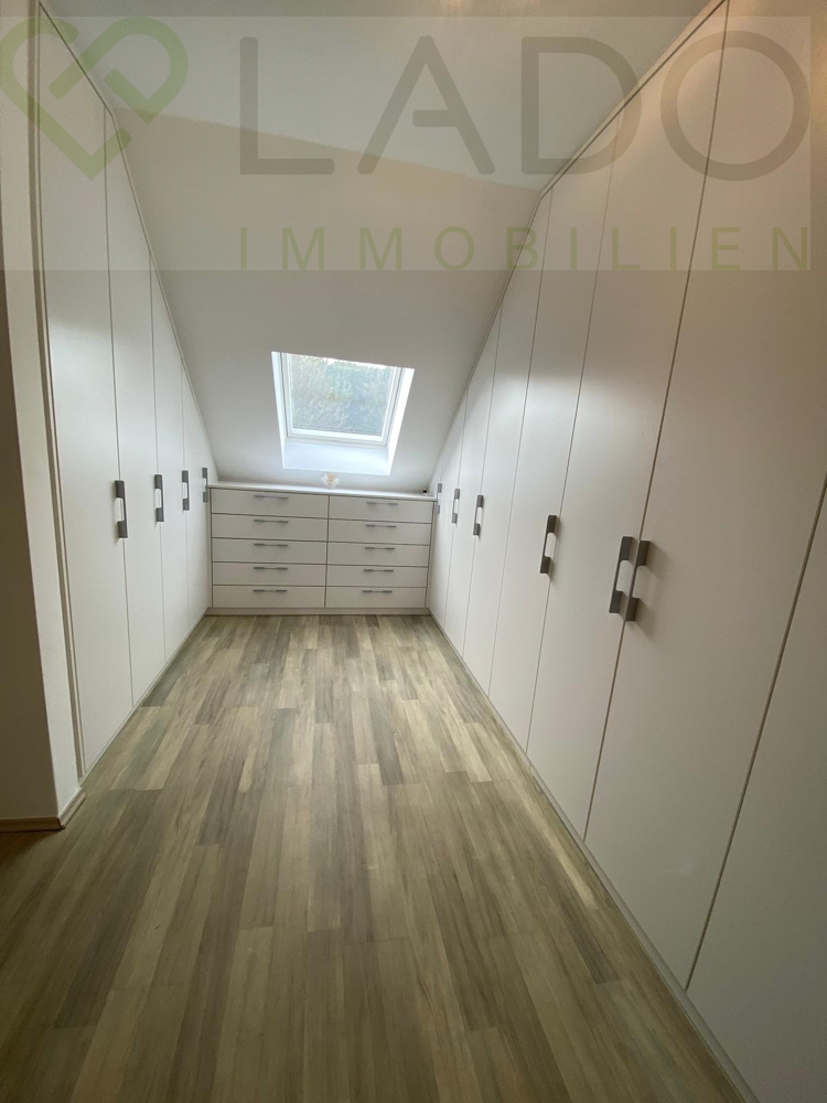 Einfamilienhaus Inden kaufen Phi: begehbarer Kleiderschrank Bild 1 Immobilienmakler Inden Einfamilienhaus kaufen mit Immobilienbewertung